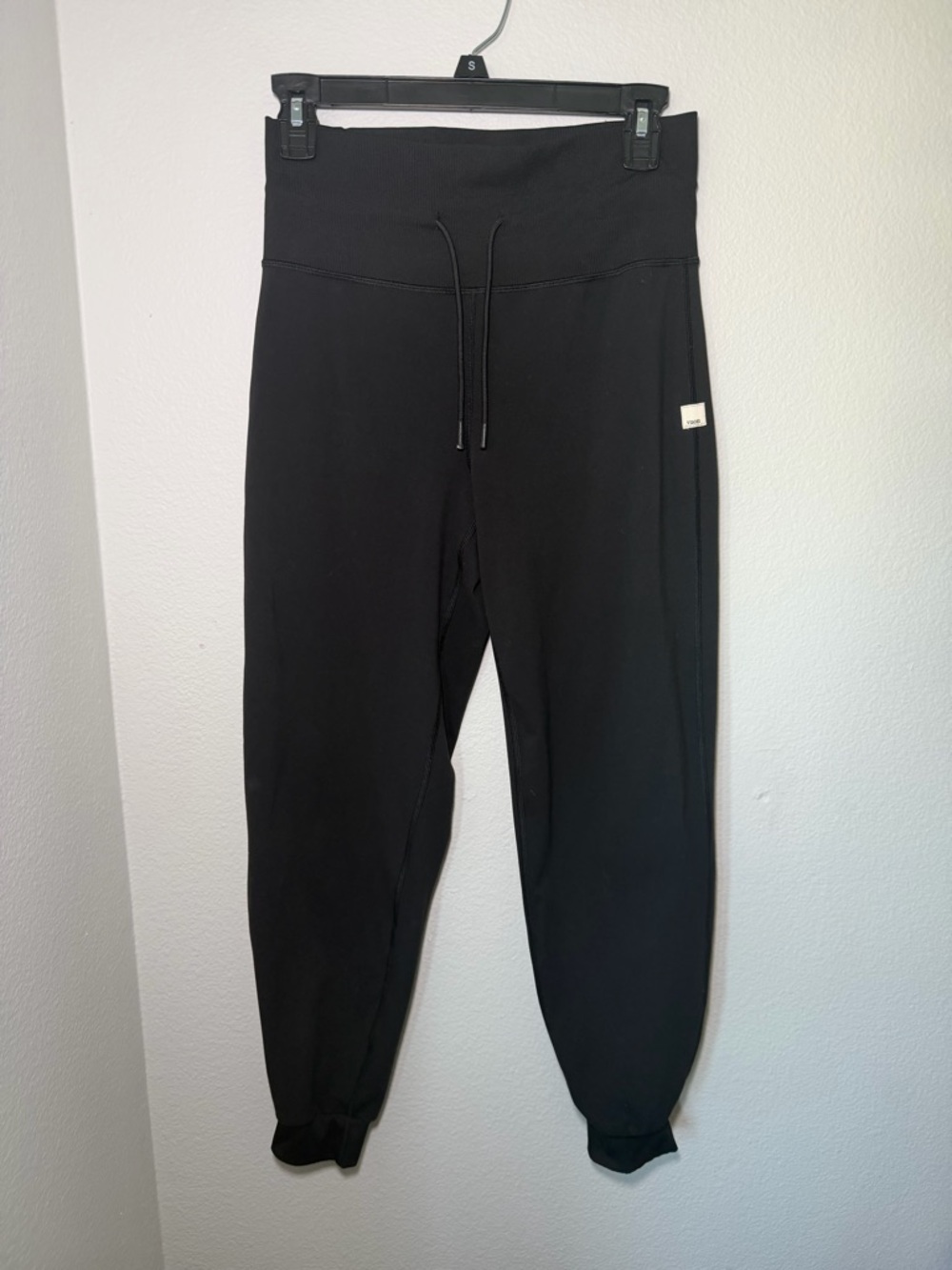 Size S Vuori Women's Black Mid-Rise Drawstring Joggers inseam 26” - Picture 3 of 8